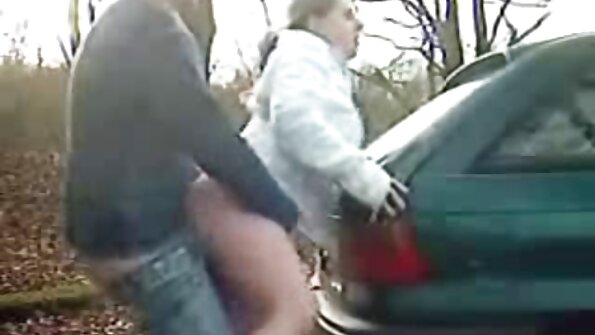 Saftige MILF fickt einen gut bestückten Kerl mit ihrer Tochter