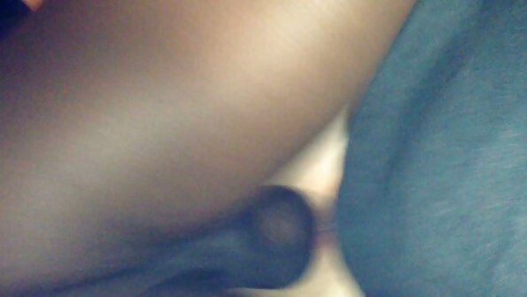 Brünette MILF bedient einen jungen Schwanz mit einem Lächeln